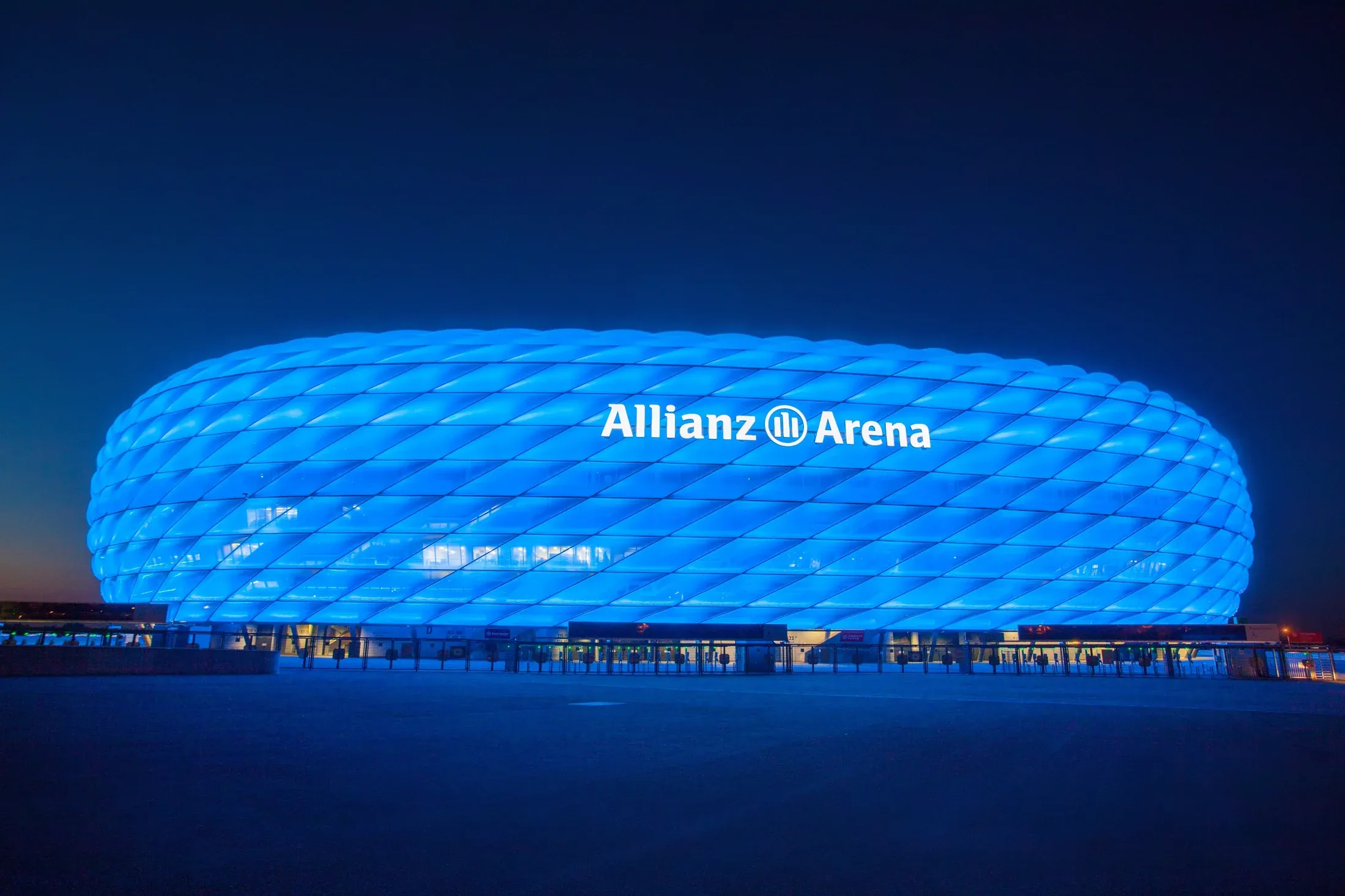 Blau beleuchtete Allianz Arena als Veranstaltungsort des mysecurityevent München 2026